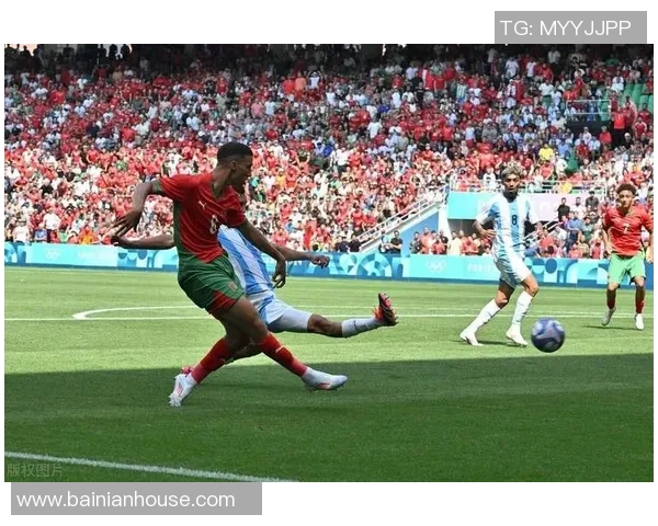 足球明星精彩瞬间高清射门图片展现球场魅力与激情的完美结合